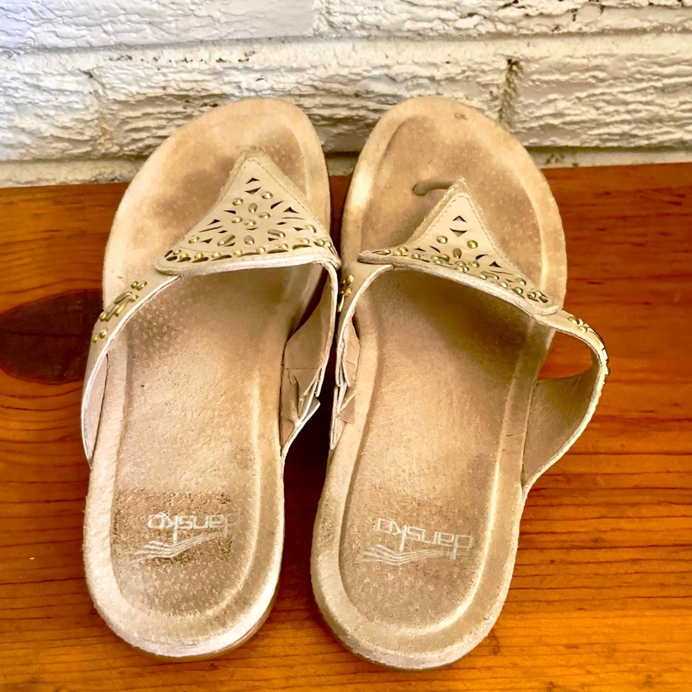 Dansko Leather Women’s Benita Flip Flop Sandals Ivory Full Grain Suede - Picture 4 of 7